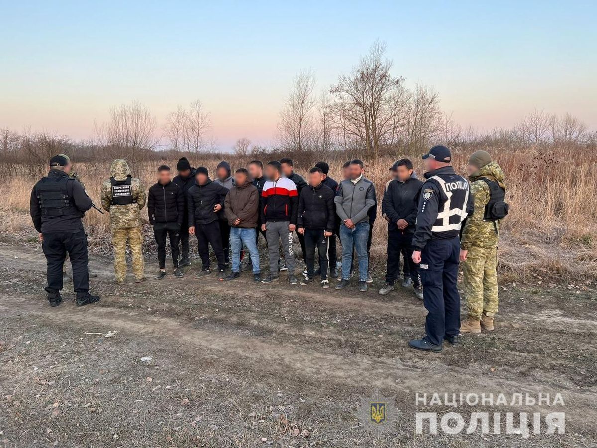 16 чоловіків отримали повістки у військкомат за спробу виїхати в Угорщину
