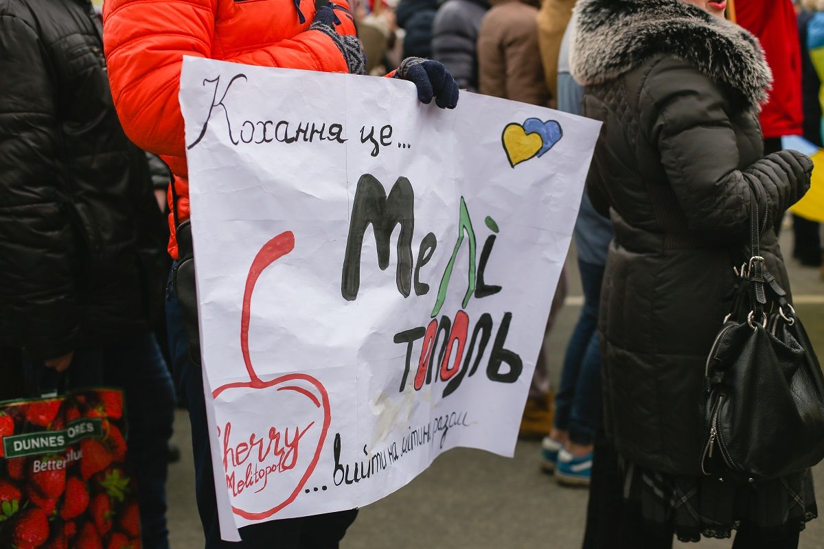 Загарбники збирають проплачений мітинг у Мелітополі та вводять рублі у Токмаку