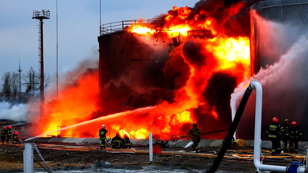 Після ракетного удару пожежу на нафтобазі у Львові гасили 13 годин
