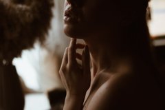 Українські дівчата обмінюють інтимні фото на гроші для ЗСУ