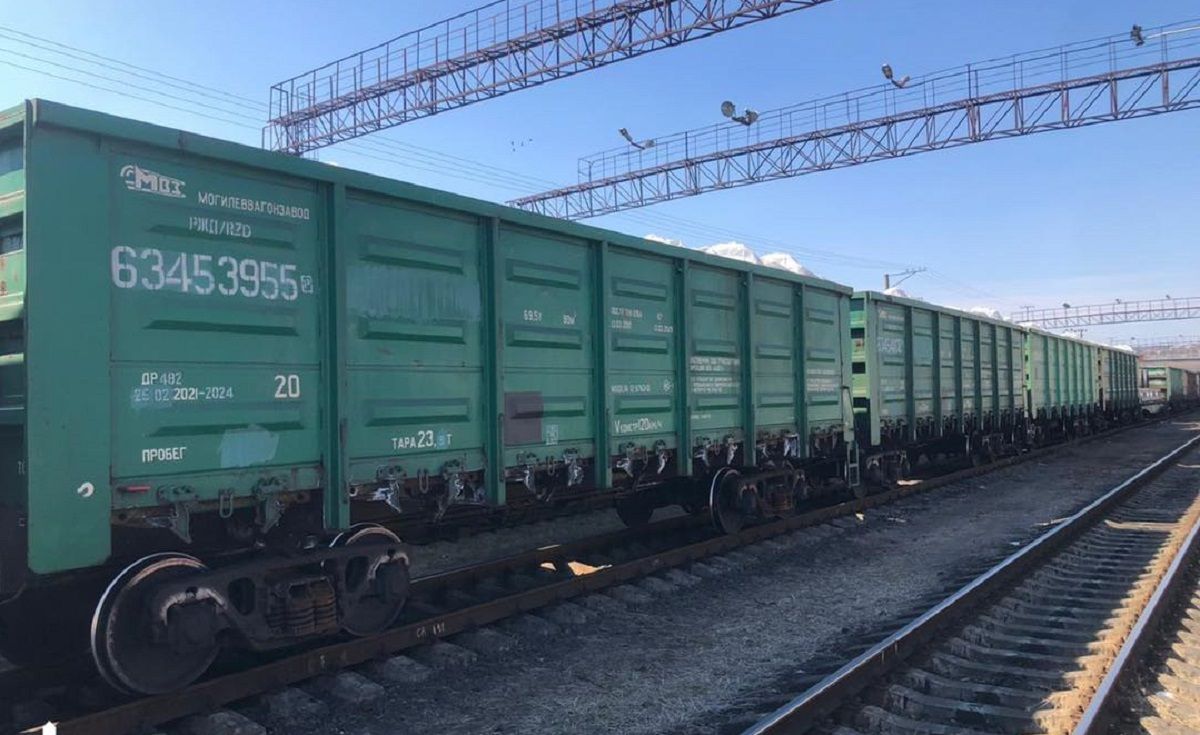 ДБР конфіскувало понад 100 вагонів з білоруськими добривами та сталлю