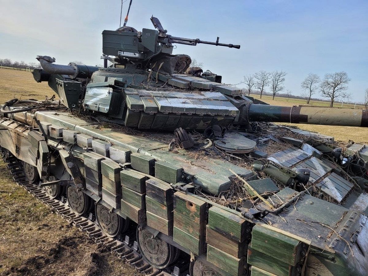 Українські військові на Херсонщині забрали два російські танки і зенітну установку