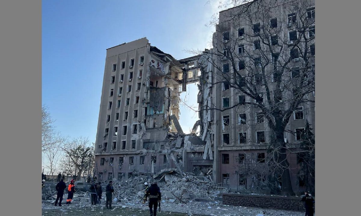 У Миколаєві російська ракета зруйнувала обласну військову адміністрацію