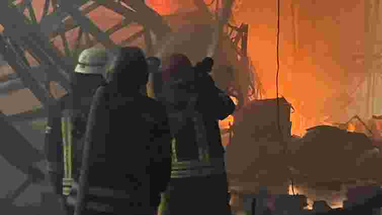 На Київщині рятувальники 16 годин гасили пожежу продуктового складу після обстрілів