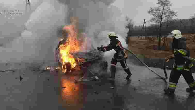 Внаслідок ДТП поблизу Рогатина згорів автомобіль