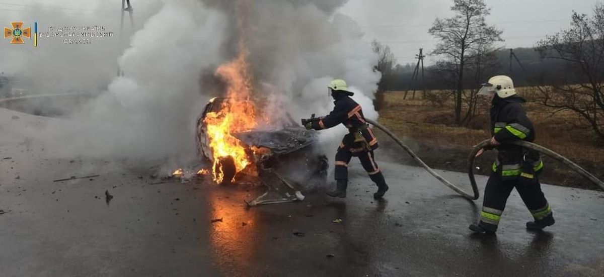 Внаслідок ДТП поблизу Рогатина згорів автомобіль