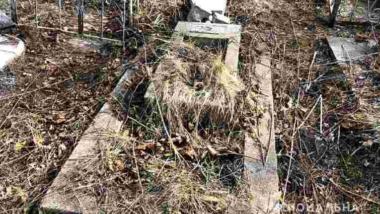 На кладовищі у Рівному невідомі знищили понад півсотні надгробків