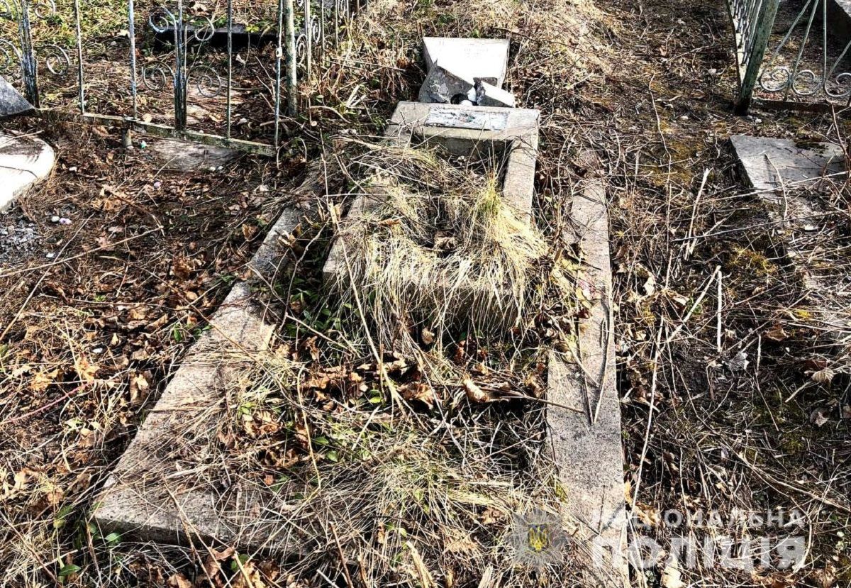 На кладовищі у Рівному невідомі знищили понад півсотні надгробків