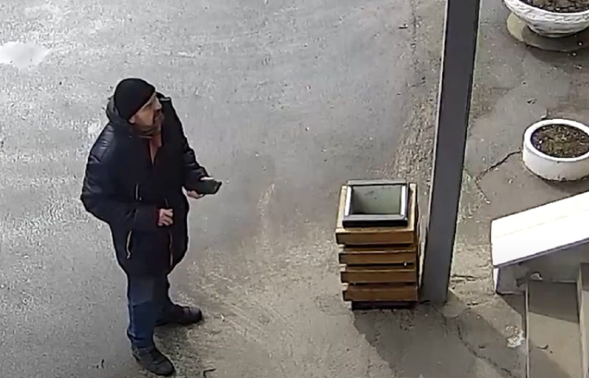 Поліція оголосила в розшук чоловіка, який фотографував школу в Тернополі