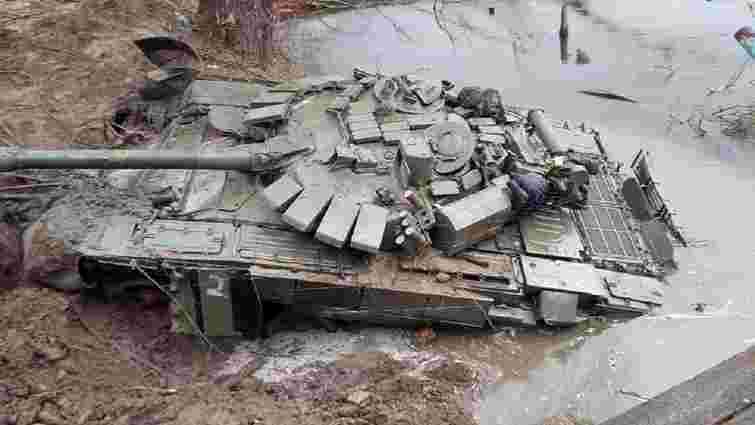 На Сумщині з річки витягли затонулий  з екіпажем російський танк