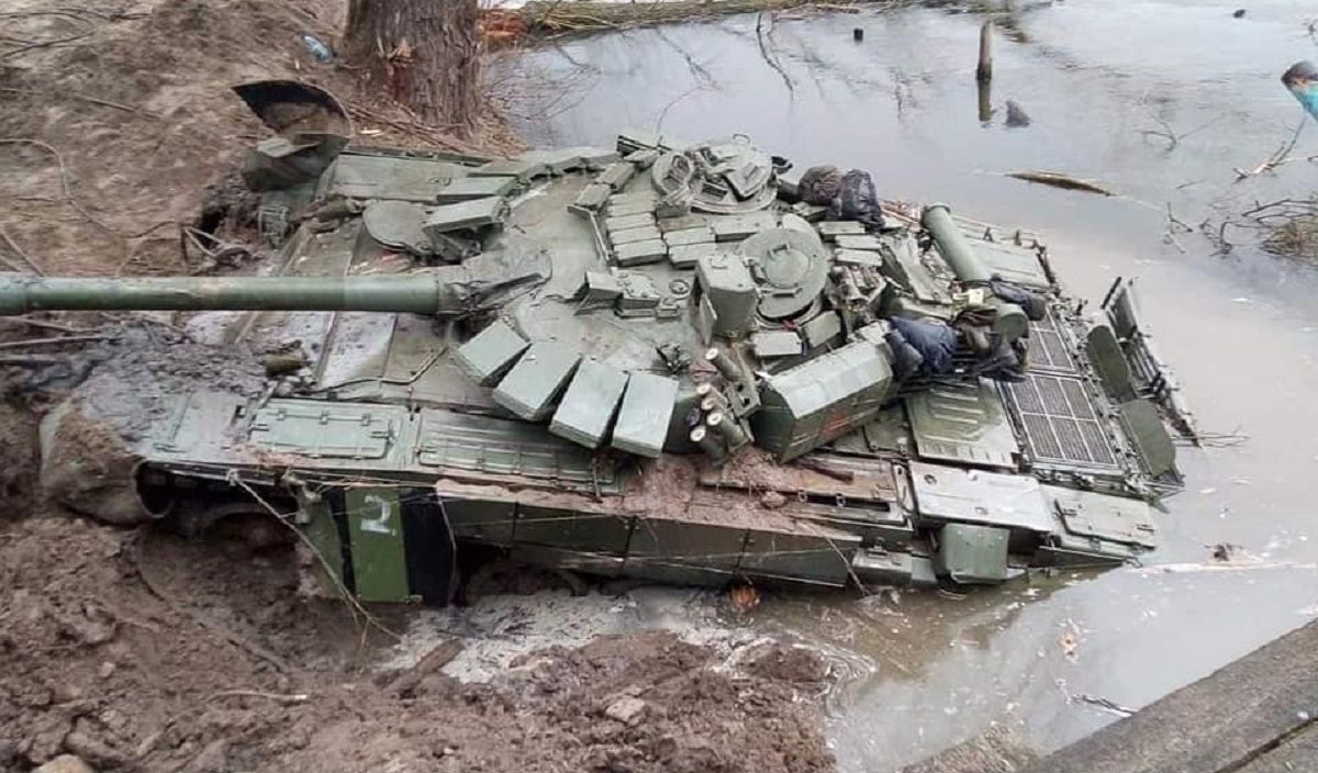 На Сумщині з річки витягли затонулий  з екіпажем російський танк
