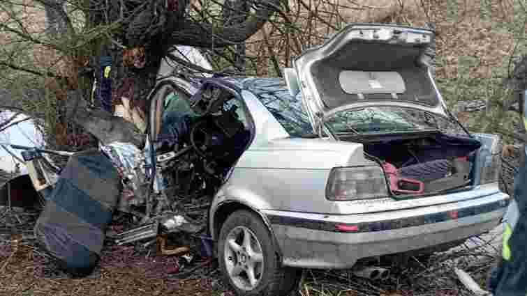 45-річний водій BMW загинув внаслідок зіткнення з деревом на Рівненщині