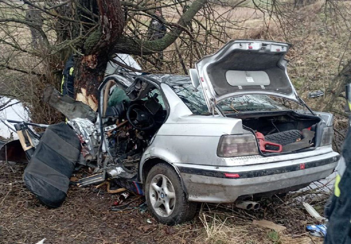45-річний водій BMW загинув внаслідок зіткнення з деревом на Рівненщині