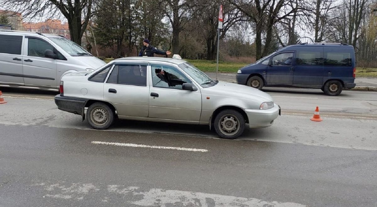 У Тернополі невідомі обстріляли автомобіль таксі 