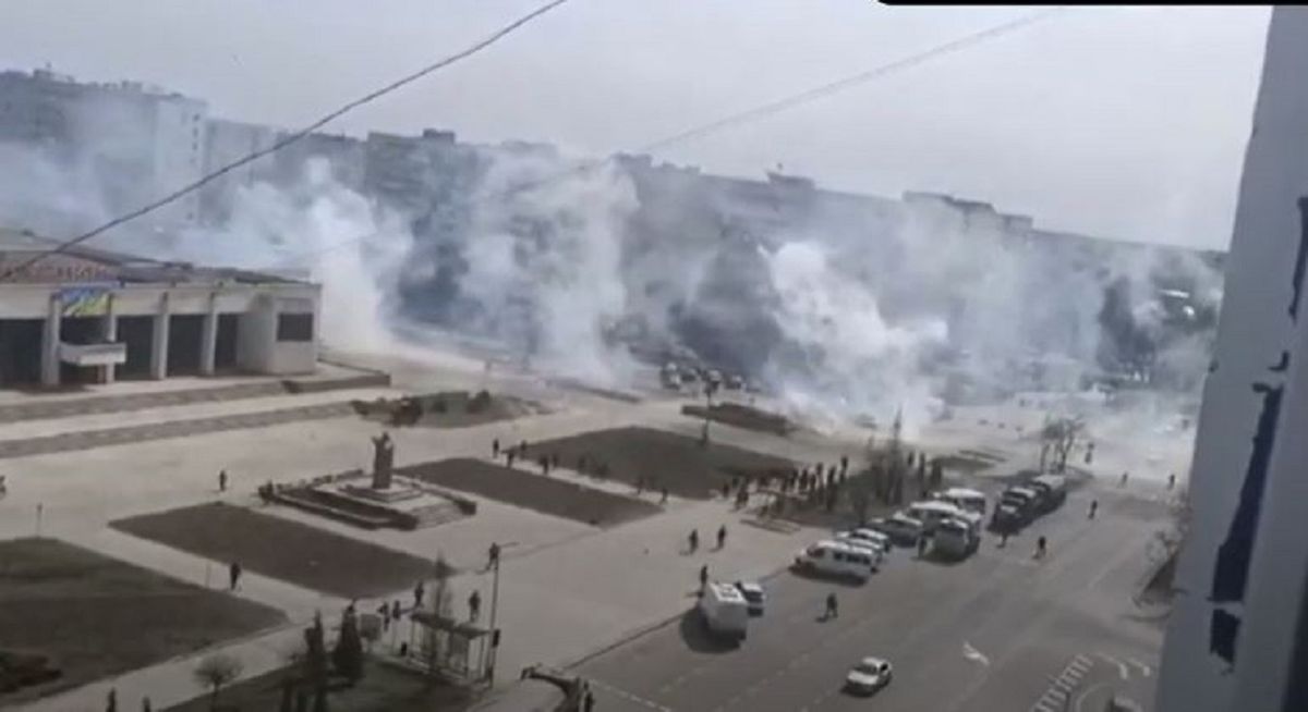 Окупанти стріляниною і світлошумовими гранатами розігнали мітинг в Енергодарі