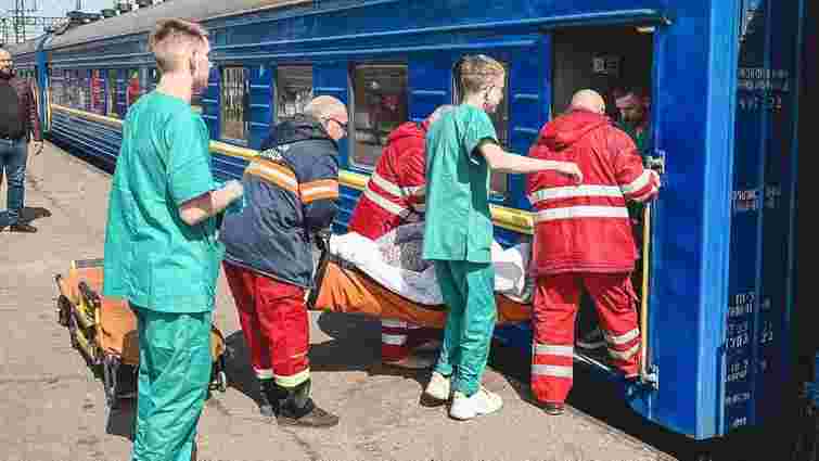 «Лікарі без кордонів» організували медичний потяг до Львова з пораненими маріупольцями