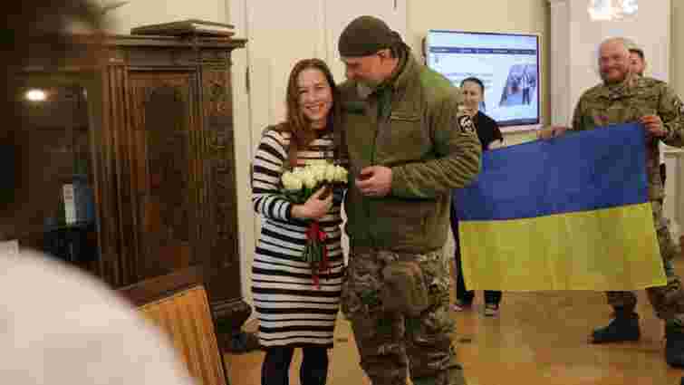 Для волонтерки і військового влаштували у львівській ратуші весілля-сюрприз