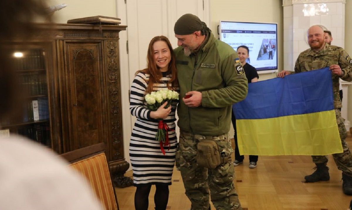 Для волонтерки і військового влаштували у львівській ратуші весілля-сюрприз