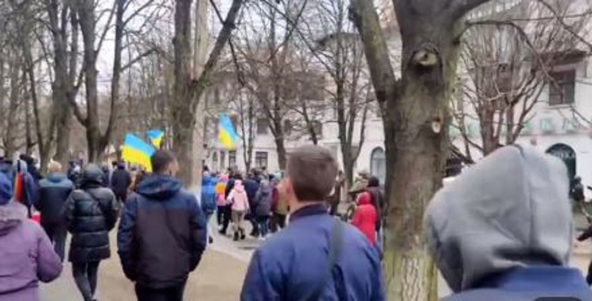 Росіяни зі стріляниною розігнали мирний мітинг в окупованій Каховці 