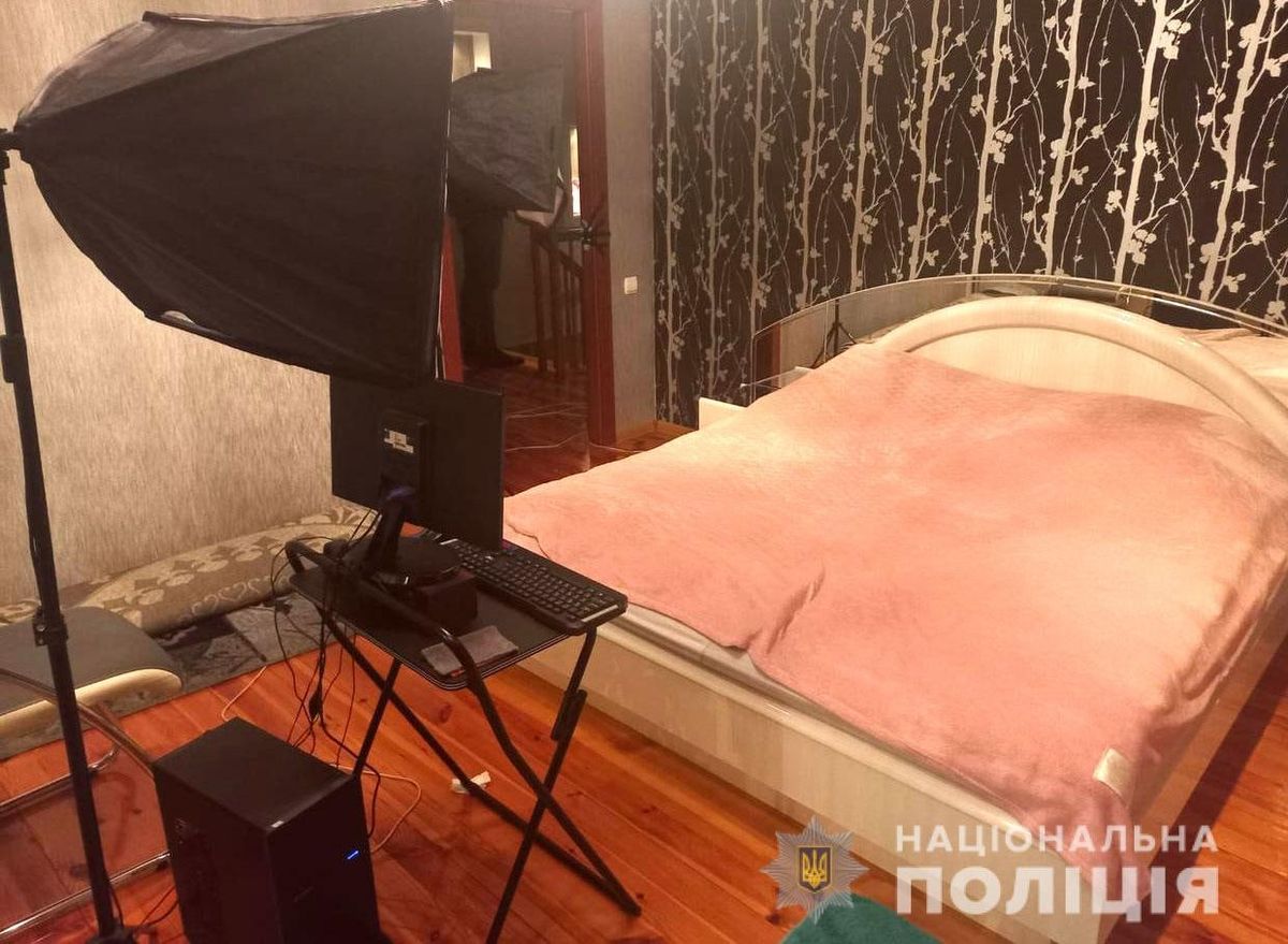 Після скарги на шум поліція виявила порностудію у Рівному 