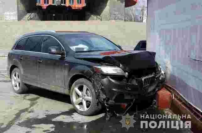 Після потрійної ДТП водійка Audi Q7 збила на смерть пішохода у Шепетівці