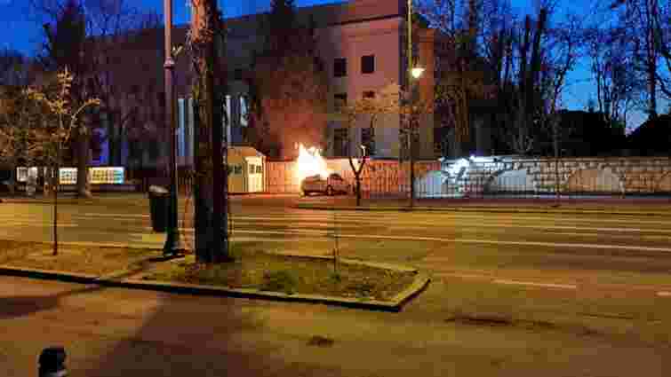 Автомобіль таранив огорожу посольства РФ у Бухаресті, водій загинув