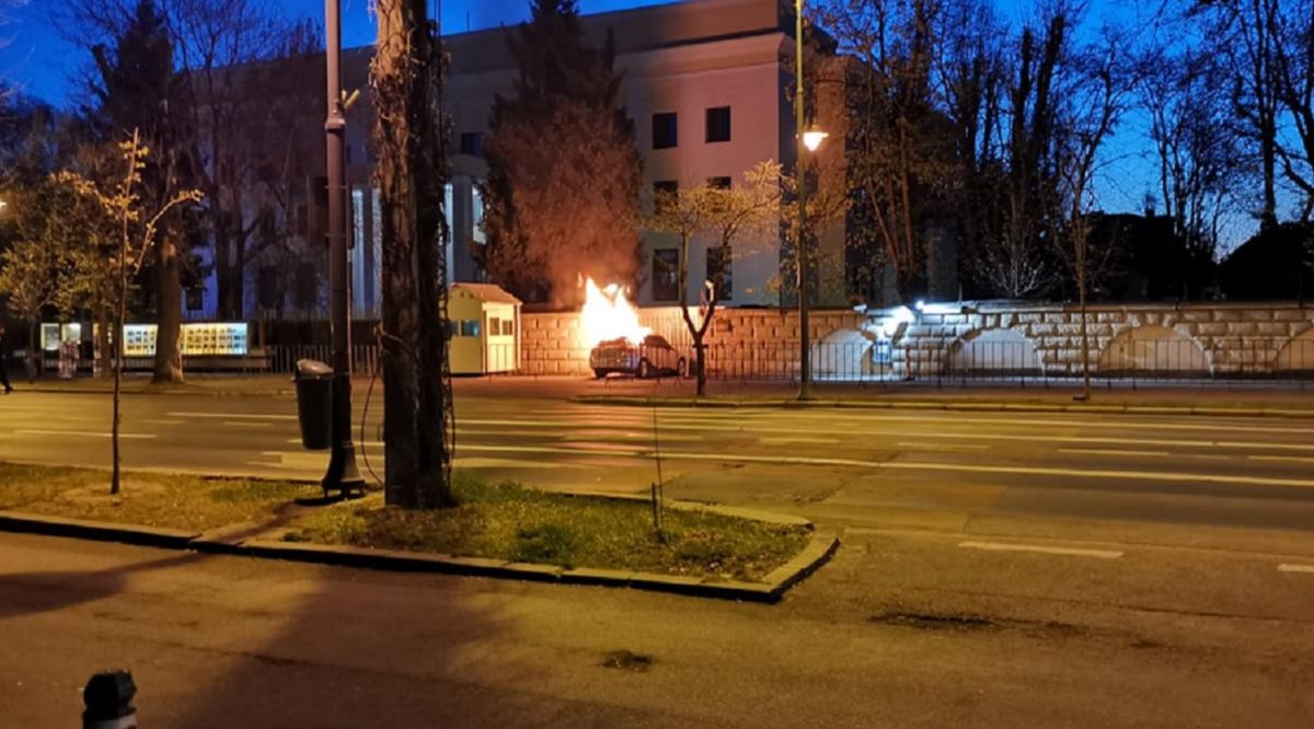 Автомобіль таранив огорожу посольства РФ у Бухаресті, водій загинув