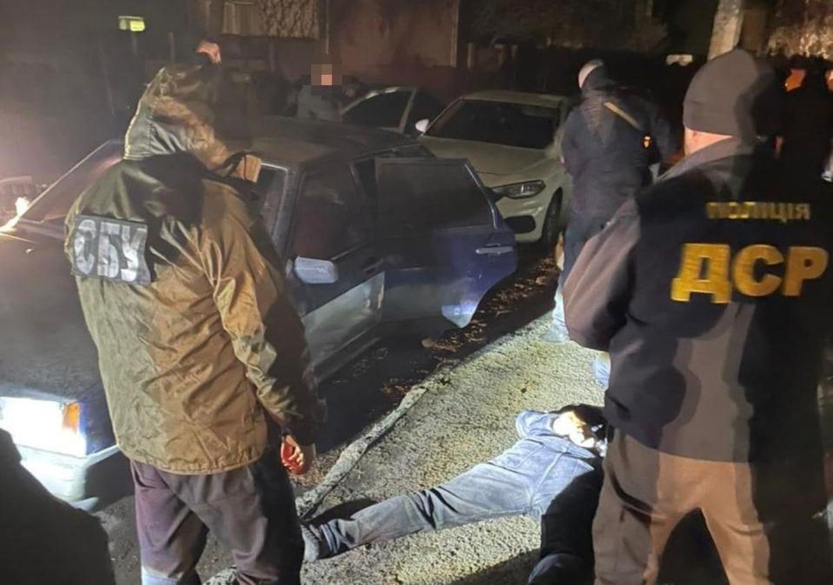 СБУ затримала мешканця Чернівців за розбійний напад на будинок підприємиці