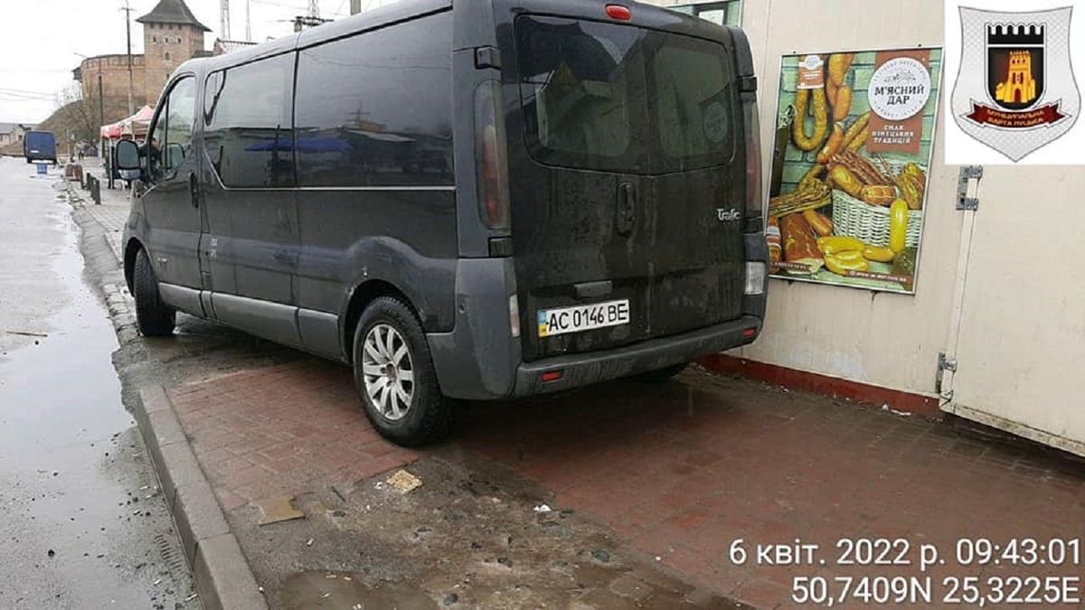 Підприємці ринку в Луцьку напали на інспекторку з паркування 