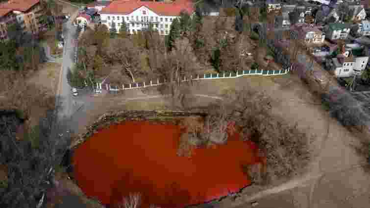Воду в озері навпроти посольства Росії у Вільнюсі забарвили у червоний колір