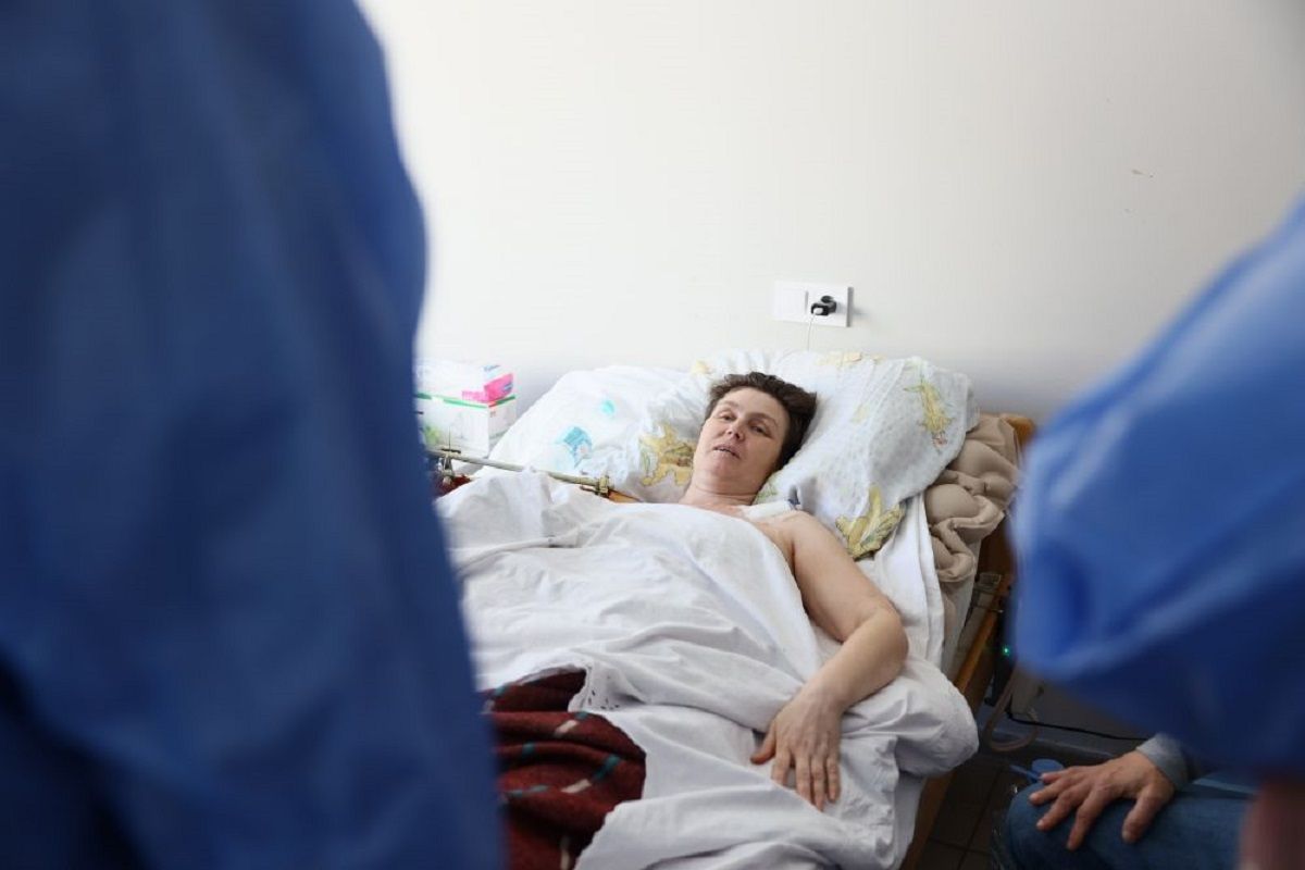 Львівські лікарі рятують цивільних українців з травмами, які можна отримати лише на війні