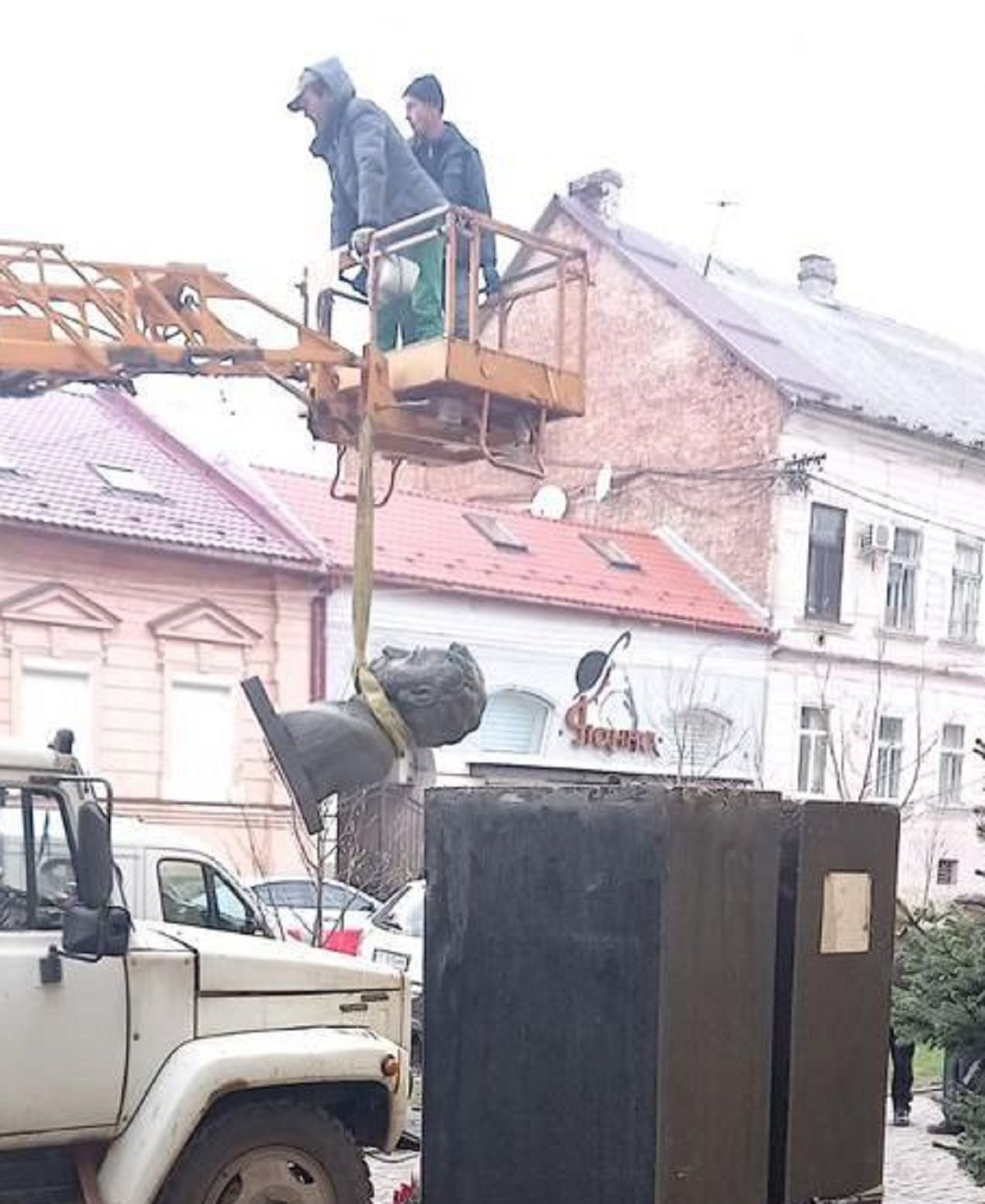 У Мукачеві демонтували пам’ятник російському поету Пушкіну