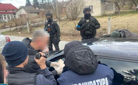 Першого заступника мера Пустомитів затримали на хабарі від волонтера