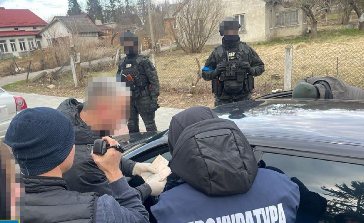 Першого заступника мера Пустомитів затримали на хабарі від волонтера