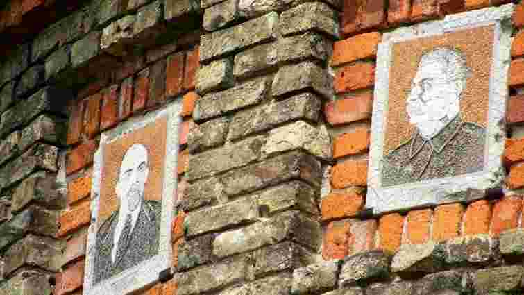 На пам’ятці у Новгороді-Сіверському нарешті демонтували портрети Леніна і Сталіна