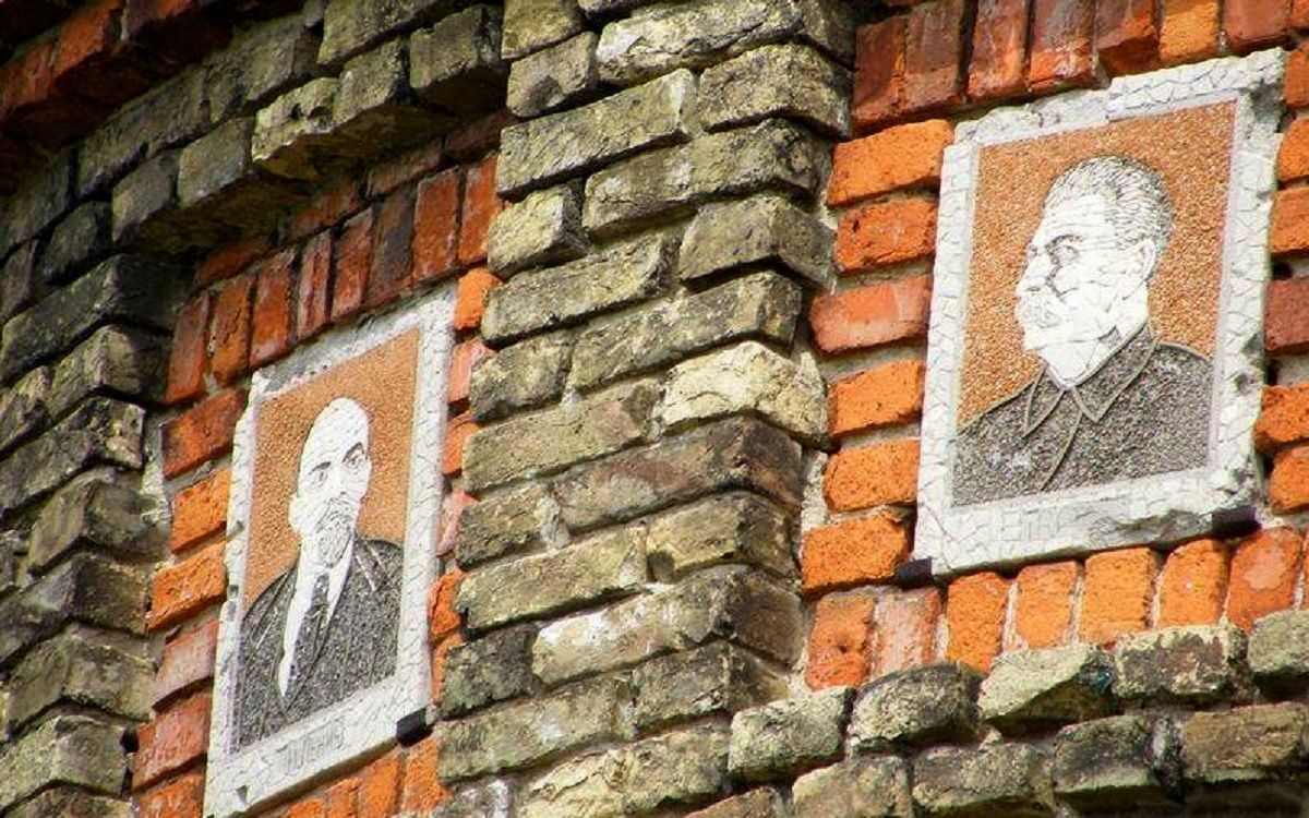На пам’ятці у Новгороді-Сіверському нарешті демонтували портрети Леніна і Сталіна