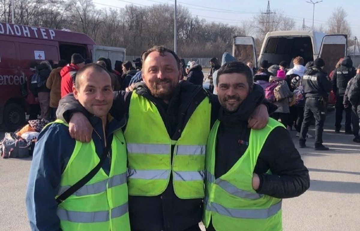 Місцевий бізнесмен вивіз сотні людей з заблокованого Маріуполя