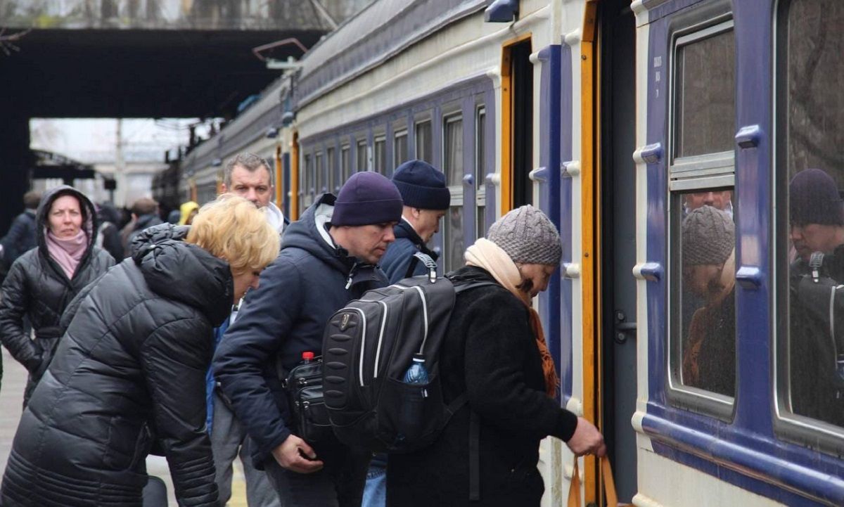 Росіяни підірвали міст і заблокували єдиний шлях для евакуаційних поїздів з Донбасу