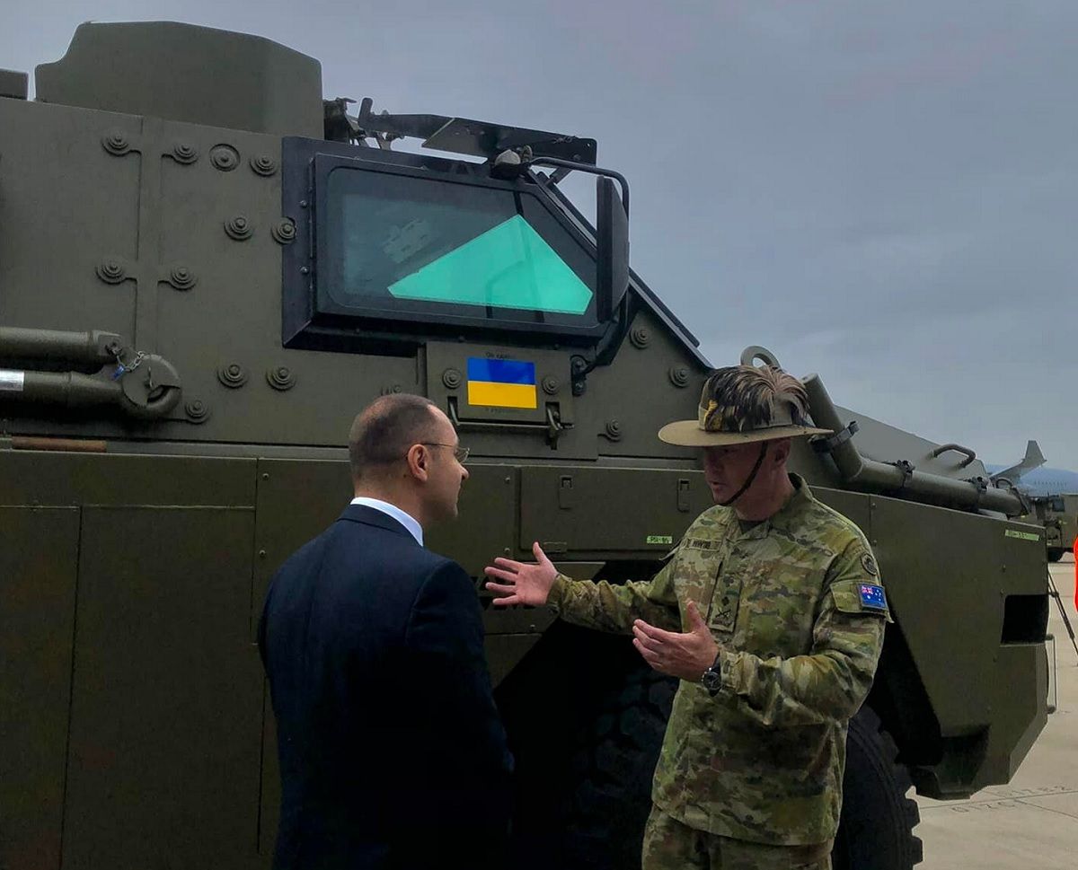 Австралія передала Україні 20 бронетранспортерів Bushmaster