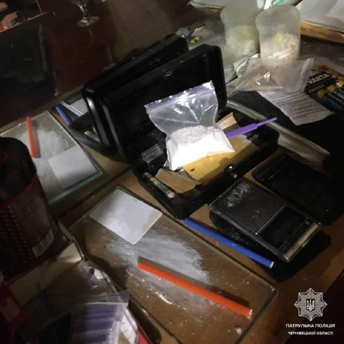 У квартирі нічного хулігана у Чернівцях виявили наркотики та зброю