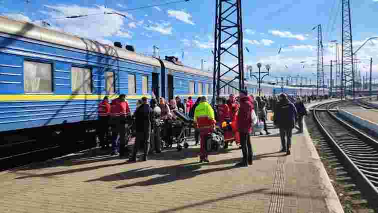 До Львова прибув перший потяг із евакуйованими з Краматорська людьми