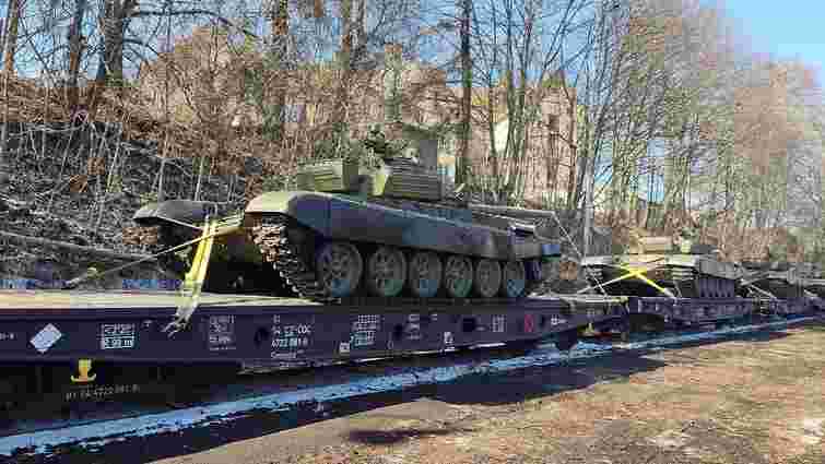 Чехія відправила в Україну танки, ракетні установки та артилерію
