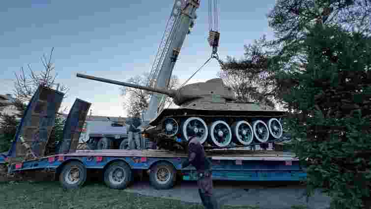 У Мукачеві комунальники демонтували пам'ятник радянському танку