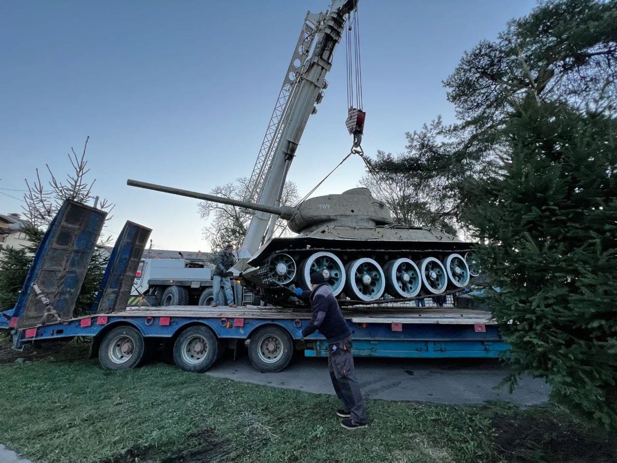 У Мукачеві комунальники демонтували пам'ятник радянському танку