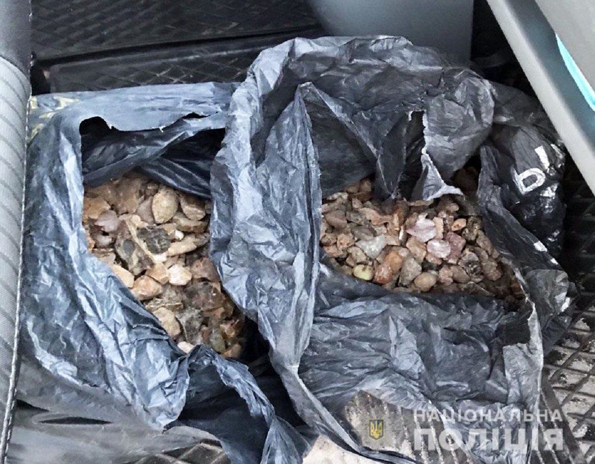 Майже 20 кг бурштину вилучили з мікроавтобуса на блокпості у Сарнах