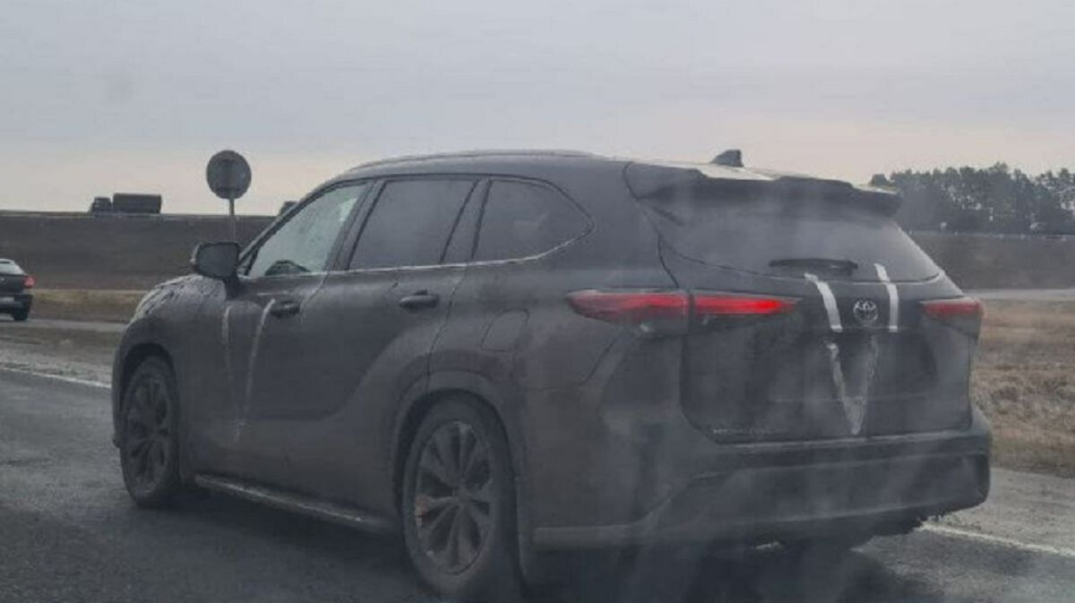 Російські загарбники їздять по Білорусі на вкрадених в Україні автомобілях