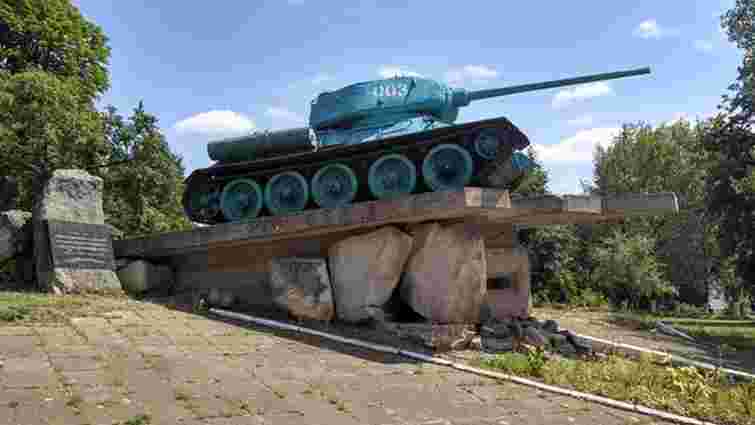 У містечку на Тернопільщині демонтують пам'ятник з радянським танком