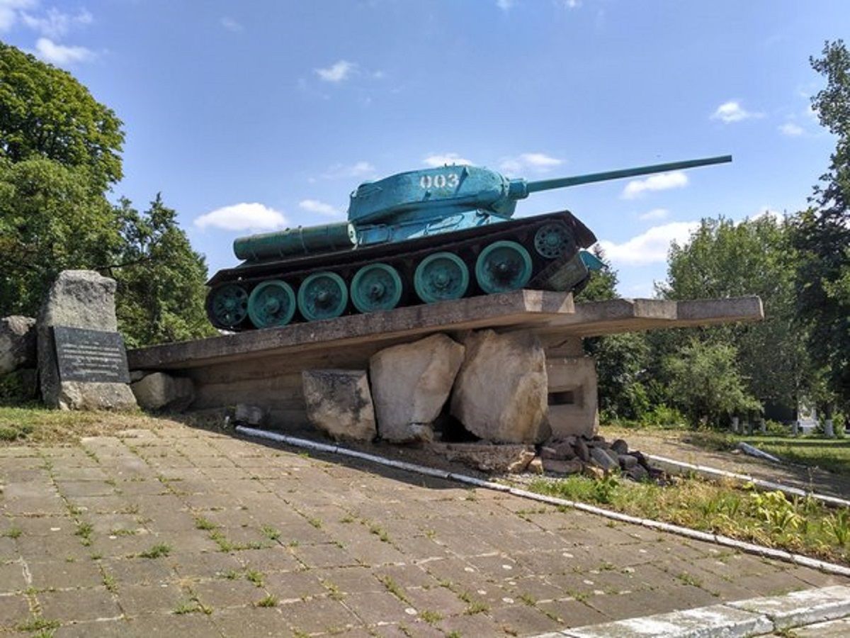 У містечку на Тернопільщині демонтують пам'ятник з радянським танком