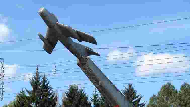 У Тернополі знесли пам'ятник з радянським літаком 