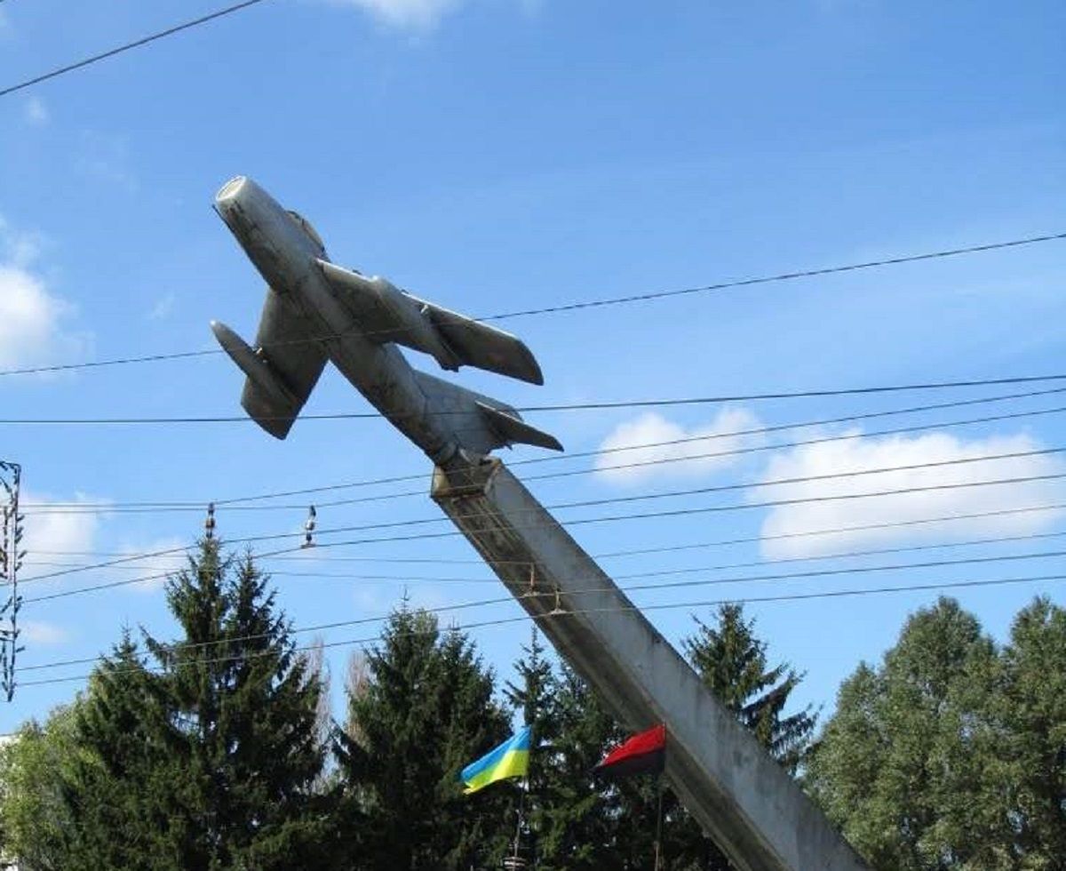 У Тернополі знесли пам'ятник з радянським літаком 